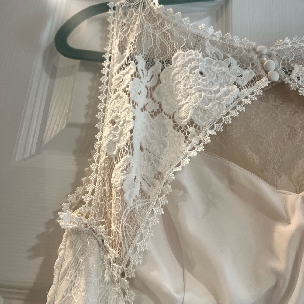 Elegant Lace Wedding Dress - Picture 11 of 16